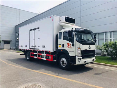 重汽豪沃6米冷藏車 廂式冷藏車價(jià)格與冷凍車售價(jià)分析